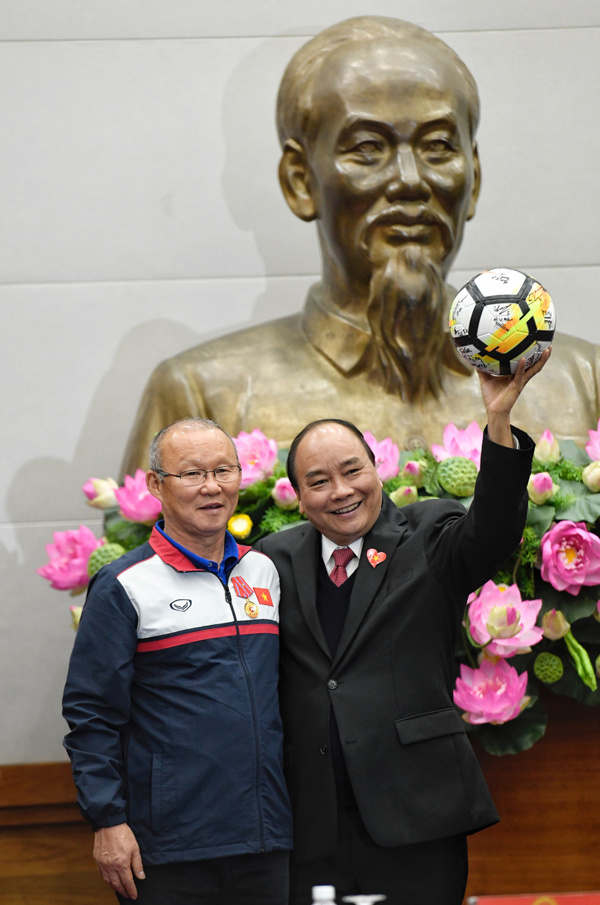 Thủ tướng đón U23: Chưa bao giờ tôi đợi lâu mà vui như thế